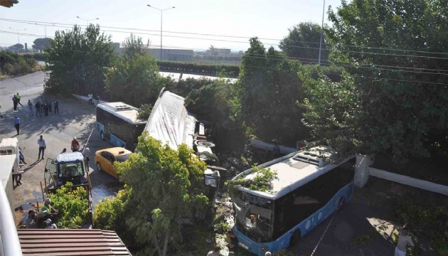 Manisa'da tır ortalığı savaş alanına çevirdi: 1 ölü, 2 yaralı